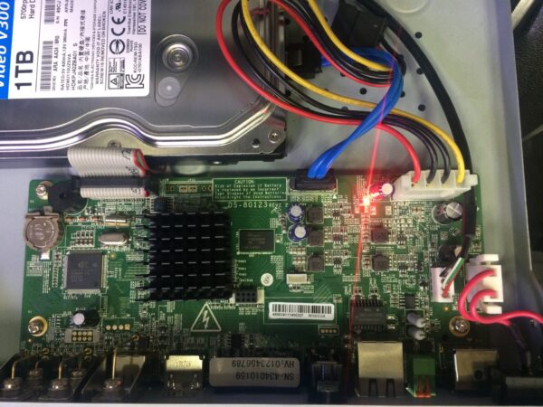 DS-7204HFI-SH (DS-801233 REV2.2)